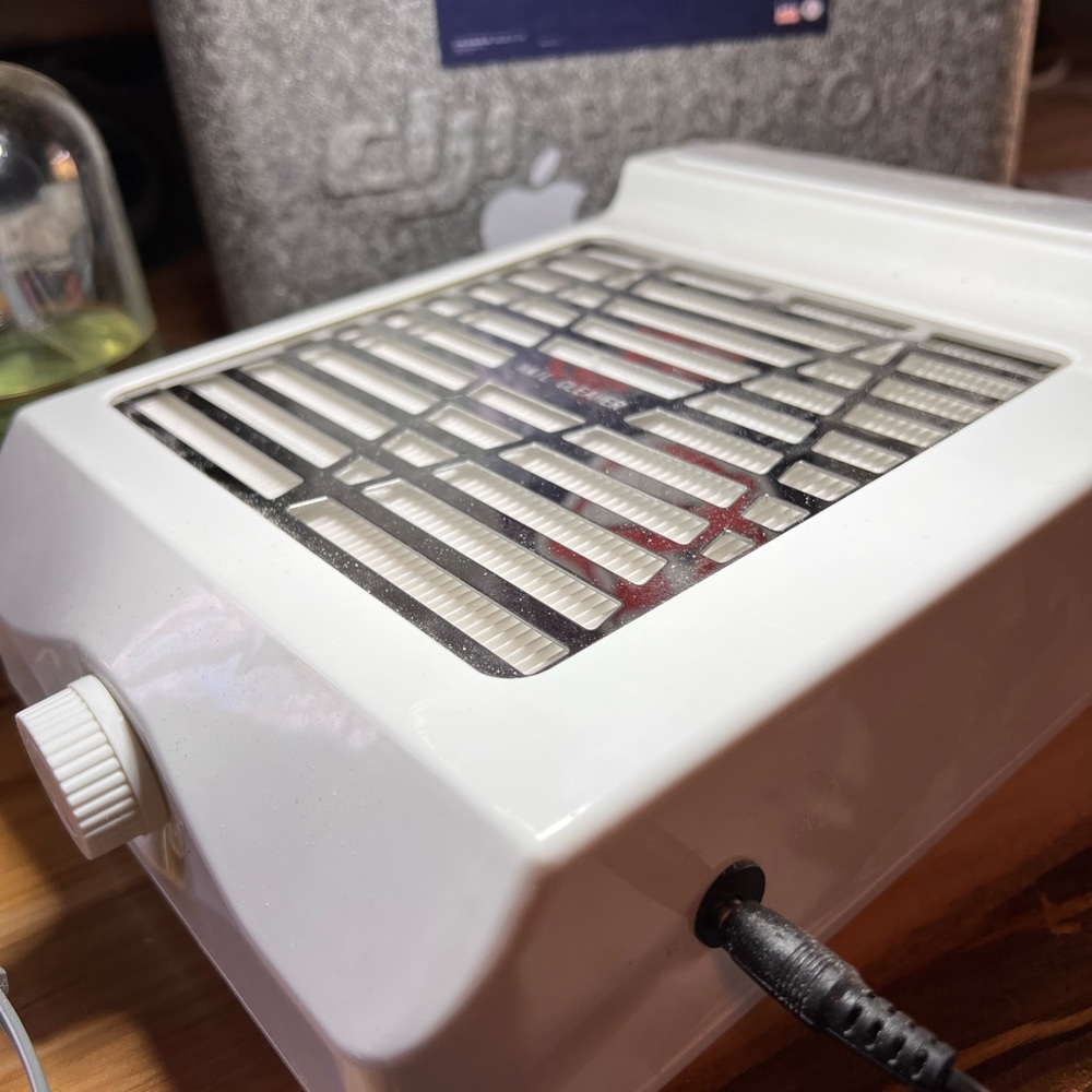 Acrylic nail dust extractor